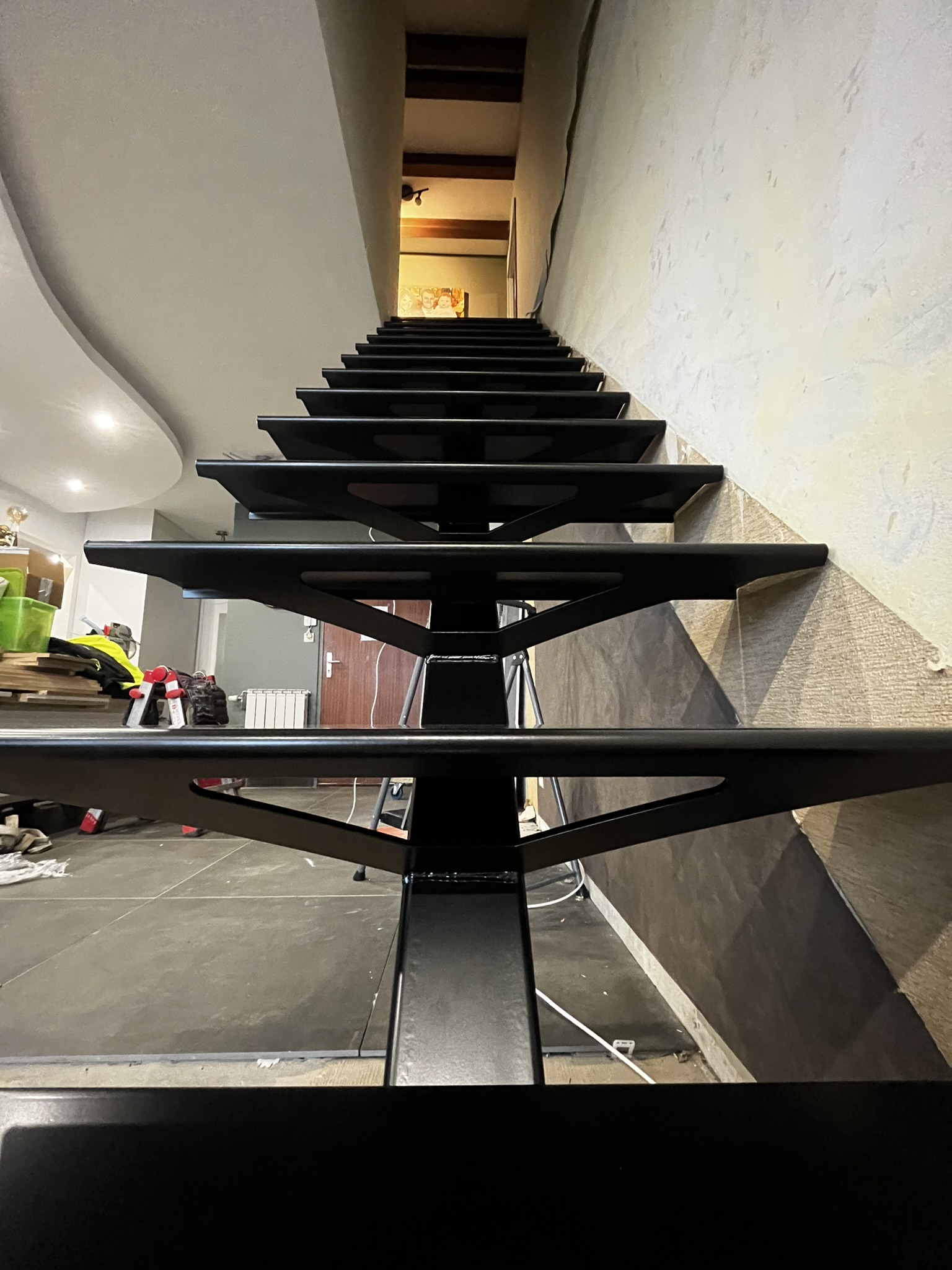 Escalier métallique intérieur, marche en tôle pliée